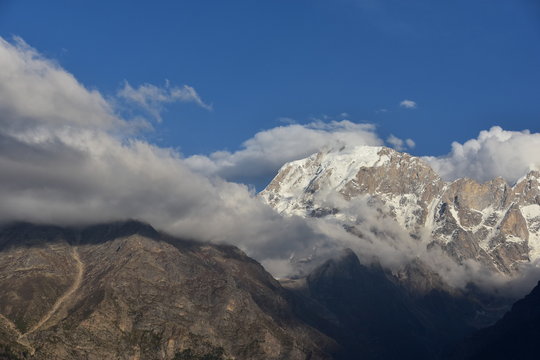インドのヒマラヤ山岳地帯　キナウル谷のレコンピオのカルパ村　美しい山と空