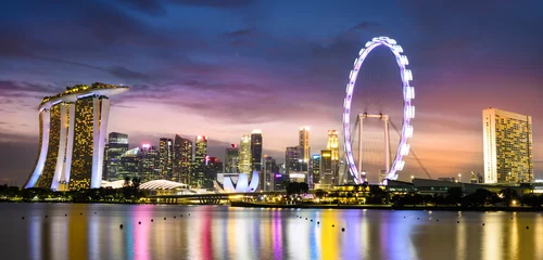 Fototapete Helix-Brücke Atemberaubende Aussicht auf die Skyline von Marina Bay mit wunderschön beleuchteten Wolkenkratzern bei einem atemberaubenden Sonnenuntergang in Singapur. Singapur ist ein Insel-Stadtstaat im Süden Malaysias.