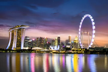 Papier Peint photo autocollant Helix Bridge Vue imprenable sur les toits de Marina Bay avec de magnifiques gratte-ciel illuminés lors d& 39 un coucher de soleil à couper le souffle à Singapour. Singapour est une cité-État insulaire au large du sud de la Malaisie.
