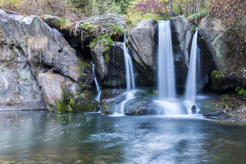 Fototapeta na wymiar beautiful waterfall in lushan mountain