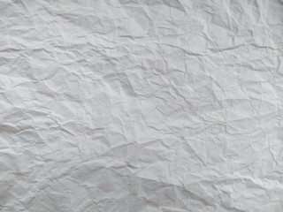Fototapeta premium Kulka zmięty papier na białym tle. Tekstura zmięty papier. Biały zmięty papier tekstury na tle.