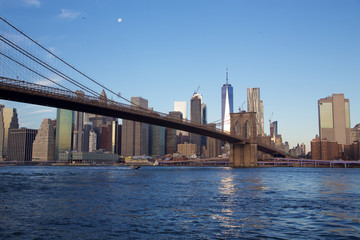 Brooklyn Bridge und Downtown Manhattan 