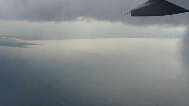 Airplane moving in to bad altitude cloud