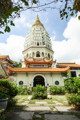 Obraz premium (Selective focus) Stunning view of the Kek Lok Si pagoda located in the Kek Lok Si Temples complex in Penang, Malaysia. Kek Lok Si Temple is the largest Buddhist temple in Malaysia.