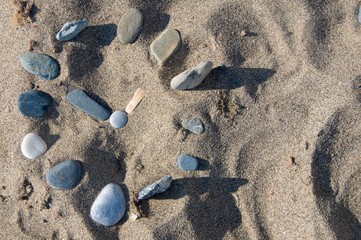 Sea stones are arranged in the form of a dial