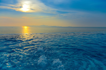 Obraz premium Swimming Pool with sunset on the sea