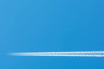 飛行機雲の背景