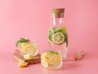 Fototapeta Bottle and glasses of fresh lemonade on color background obraz