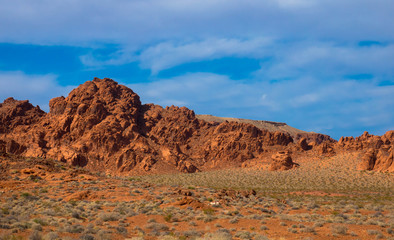 Fototapeta na wymiar Aufnahme im Valley of Fire State Park in Nevada USA bei wolkenlosem blauen Himmel und mit leuchtend roten Felsformationen