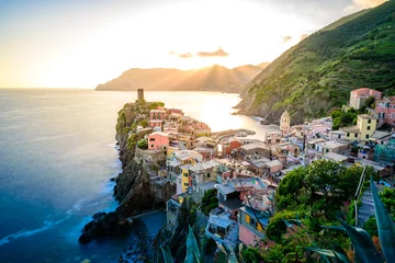 Fotobehang Liguria Vernazza - Dorp van Nationaal Park Cinque Terre aan de kust van Italië. Mooie kleuren bij zonsondergang. Provincie La Spezia, Ligurië, in het noorden van Italië - Reisbestemming en attractie in Europa.