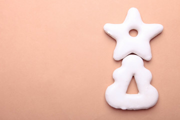 Obraz premium Gingerbread cookies in the form of a Christmas tree with a star