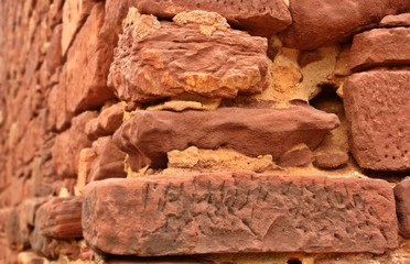 Antigua pared de ladrillos erosionada del castillo de Silves (Algarve, Portugal).