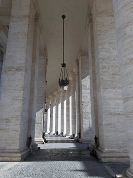 Vaticano - Interno del colonnato di San Pietro
