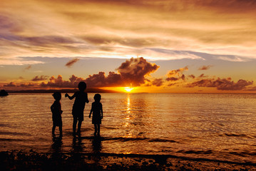 夕日を見る子供達　沖縄　竹富島