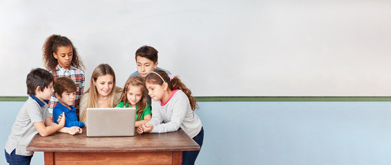 Kinder in Grundschule am Computer im Internet