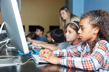 Kinder am Computer im Informatik Unterricht
