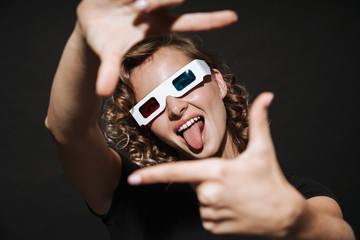 Woman in 3d glasses make photo frame gesture.