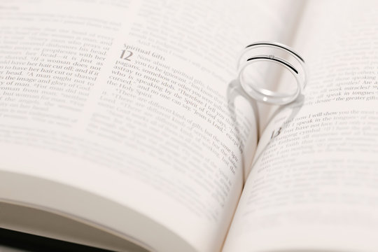 聖書と結婚指輪とハートの影のイメージ