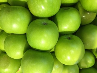 Fototapeta na wymiar apples on green background