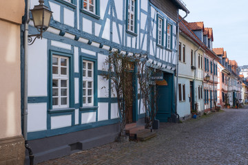 Kleine schmale Gasse mit Fachwerkhäusern in Idstein/Deutschland