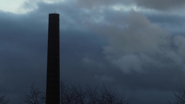 Schornstein und Sonnenuntergang Zeitraffer