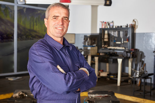 Selbstbewusster Mechatroniker oder Mechaniker