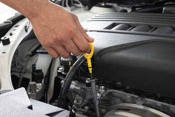 Obraz premium a hand pulling the lubricating oil measurement rod