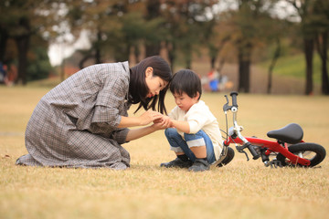 自転車に乗る練習中に転んだ男の子