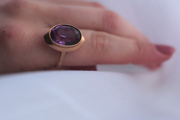 Fototapeta premium Closeup of gold ring with amethyst gemstone.