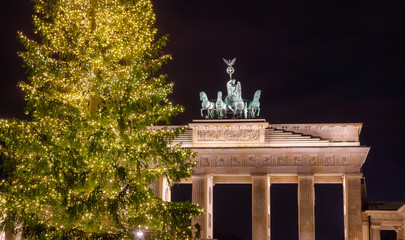 Naklejka premium Brandenburg Gate and Christmas Tree at night Pariser Platz Mitte Berlin Germany
