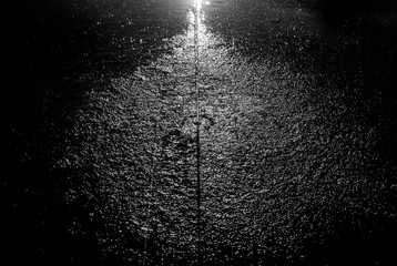Wasser Springbrunnen Spritzer Tropfen schwarz weiß Hintergrund Struktur Splash Fontäne Graustufen Schein Kontrast H2O Sauerlandpark Himmelsspiegel plätschern 