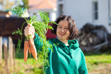 Woman shows a cattot sheaf