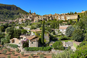 Fototapeta na wymiar Bergidylle auf Mallorca mit Ort Valldemossa