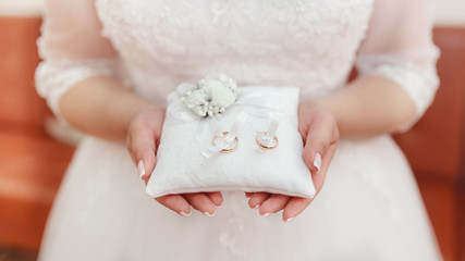 Fototapeta na wymiar bride holding rings in her hands