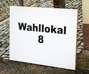 Ein Schild weißt auf ein Wahllokal hin