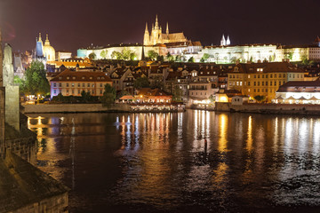 Fototapeta na wymiar 夜景　プラハ城とカレル橋　ヴィート大聖堂