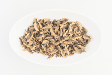 Walnusskämben in weißer Schale Naturmedizin gegen Herzrhythmusstörungen -  Walnut preparation in white bowl  natural medicine for cardiac arrhythmia closeup  Juglans regia
