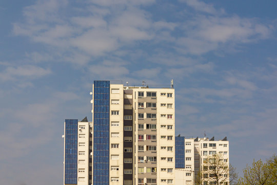 Immeubles avec panneaux solaire aux Minguettes &agrave; V&eacute;nissieux