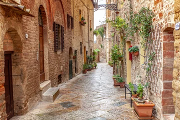 Deurstickers Smal steegje Middeleeuws stadje Volterra Pittoreske huizen Steegje in Toscane Italië