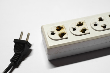 Old white plastic plugs that are damaged and burned may result in electric shock and are dangerous.