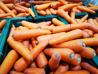 Many carrots are on sale at department stores in the fresh food department.