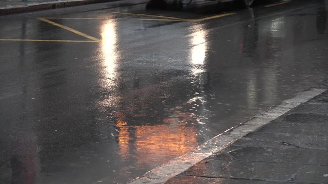 roma, italia, centro storico, giornata di pioggia, pozzanghere, schizzi d'acqua,  pedoni bagnati