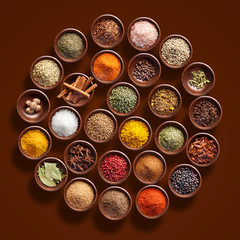 verschieden Gewürze in Holzschalen isoliert