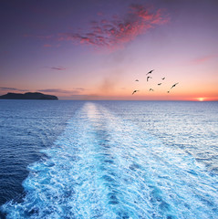 romantische Fahrt auf dem Meer