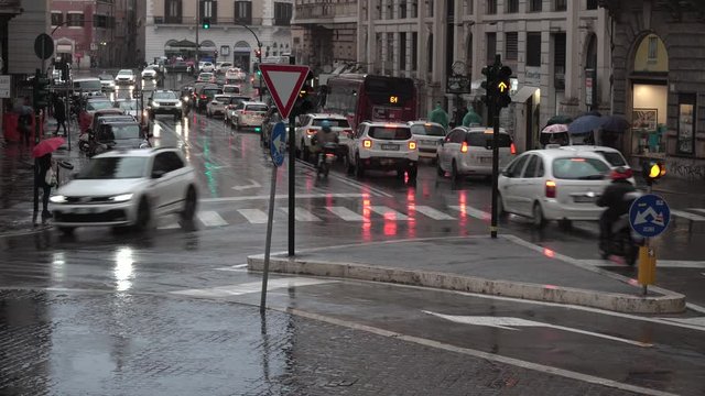 roma, italia, centro storico, giornata di pioggia, traffico