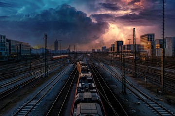 Fototapeta na wymiar Bahnhof mit Zügen und Gewitter am Himmel