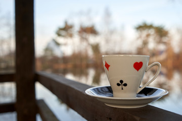 Calicem et saucer in in background de natura