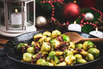 Türaufkleber Gebratener oder gebratener Rosenkohl mit Speck. Weihnachtsfestliches gesundes Gericht © marcin jucha