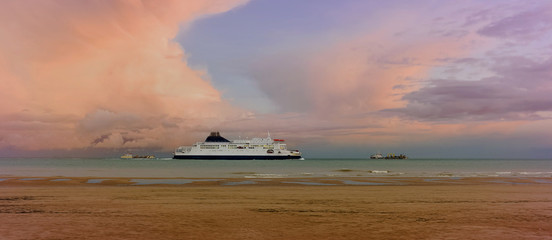 ferry longeant la côte