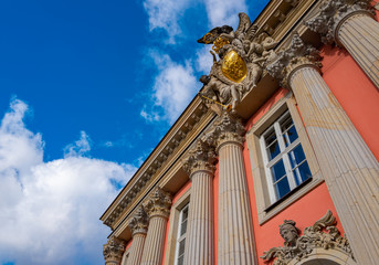 goldenes Wappen am Eingang des Landtagsgebäude in Potsdam